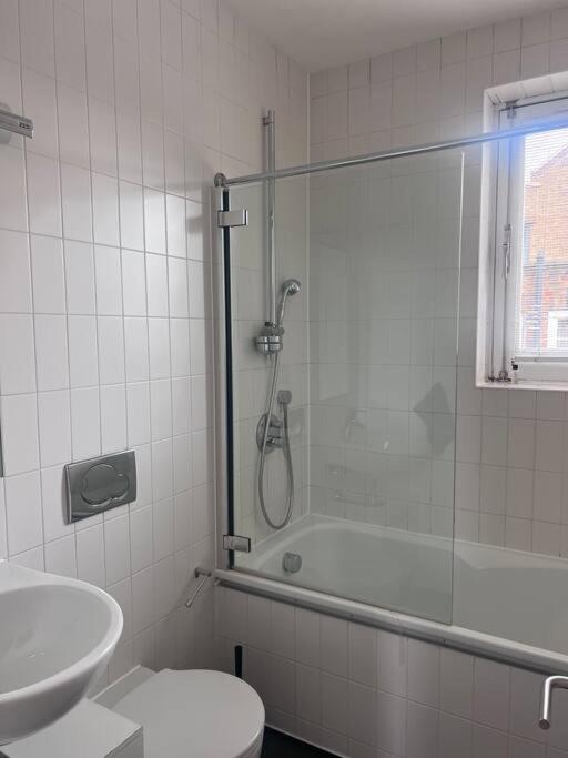 Central , Bright And Modern Flat Up To 4 People Лондон Экстерьер фото