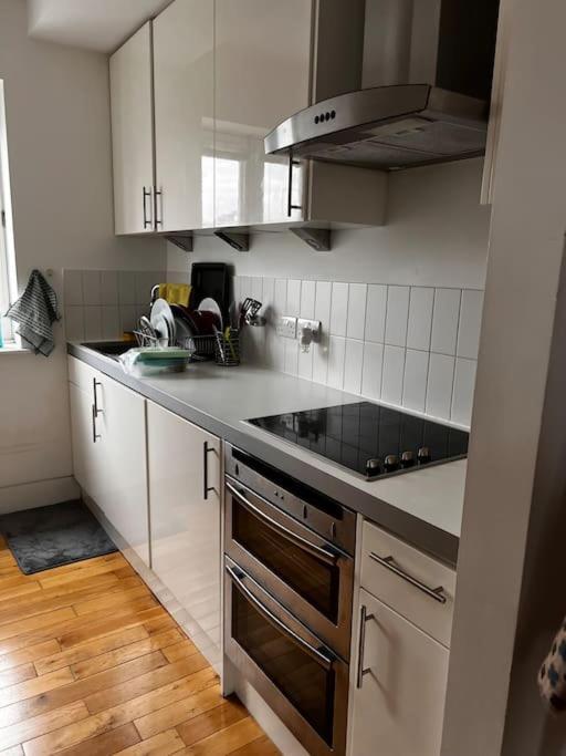 Central , Bright And Modern Flat Up To 4 People Лондон Экстерьер фото